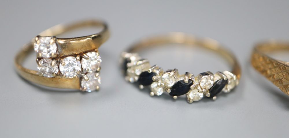 An 18ct & plat illusion-set diamond ring and four assorted 9ct gold rings